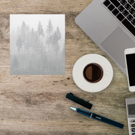 霧がかったエバーグリーンの森の写真 ノートパッド