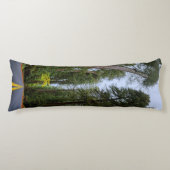 霧がかったレッドウッドの枕を通って前方の直線の道路 ボディピロー (正面)