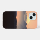 霧がかった山々が夕暮れ iPhone 15ケース (裏面横)