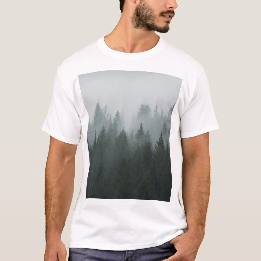 霧がかった山林の秋の霧 Tシャツ (正面)