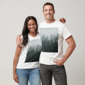 霧がかった山林の秋の霧 Tシャツ (ユニセックス)