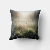 霧がかった朝の草地に野草 クッション (裏面)