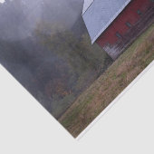 霧がかった森のある大きな赤い風化納屋 薄葉紙 (詳細)