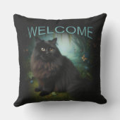 霧がかった森の中でふわふわ黒猫へようこそ アウトドアクッション (裏面)