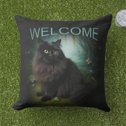 霧がかった森の中でふわふわ黒猫へようこそ アウトドアクッション (芝生)