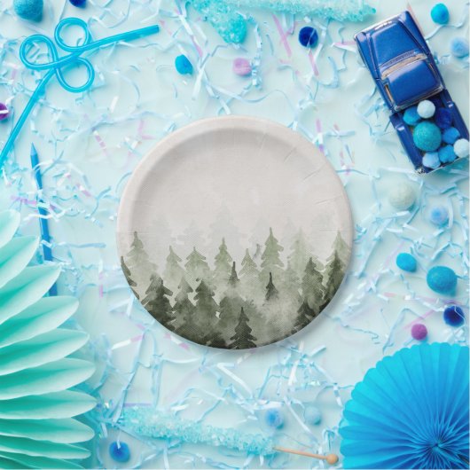 霧がかった森の松の木 ペーパープレート (パーティー)