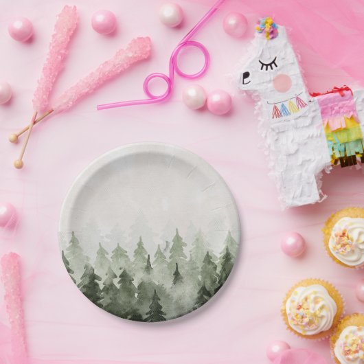 霧がかった森の松の木 ペーパープレート (パーティー)