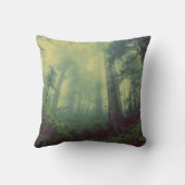 霧がかった森の緑の木 クッション (裏面)