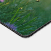 霧がかった牧草地に咲く紫の野草 デスクマット (コーナー)