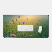 霧がかった牧草地に咲く紫の野草 デスクマット (キーボード&マウス)