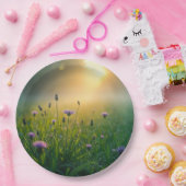 霧がかった牧草地に咲く紫の野草 ペーパープレート (パーティー)