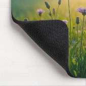 霧がかった牧草地に咲く紫の野草 マウスパッド (コーナー)