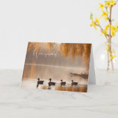 霧がかった秋の湖とアヒル悔やみや弔慰 カード (黄色い花)