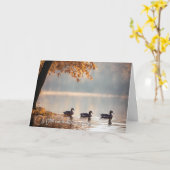 霧がかった秋の湖とアヒル悔やみや弔慰 カード (黄色い花)