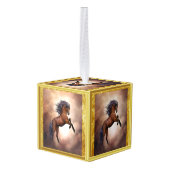 霧がかった雲で育つフリシアの茶色の馬 キューブオーナメント (裏面アングル)