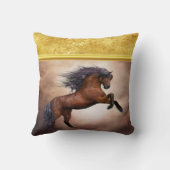 霧がかった雲で育つフリシアの茶色の馬 クッション (裏面)