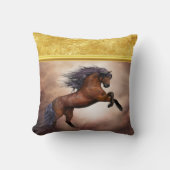 霧がかった雲で育つフリシアの茶色の馬 クッション (正面)