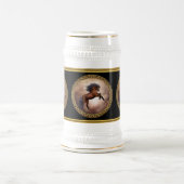 霧がかった雲で育つフリシアの茶色の馬 ビールジョッキ (中央)