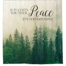 霧がかった霧の山々の森の平和