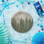 霧がかった霧の森の木 ペーパープレート (パーティー)