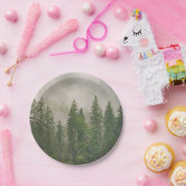 霧がかった霧の森の木 ペーパープレート (パーティー)