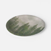 霧がかった霧の森の木 ペーパープレート (アングル)