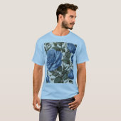 霧がかった青いバラと緑離れの Tシャツ (正面フル)