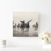 霧が立ったビーチの野生の馬 スクエア壁時計 (ホーム)