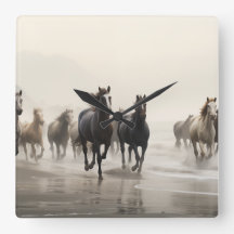 霧が立ったビーチの野生の馬