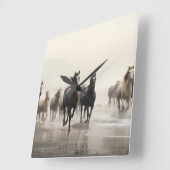 霧が立ったビーチの野生の馬 スクエア壁時計 (傾斜)