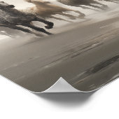 霧が立ったビーチの野生の馬 ポスター (角)