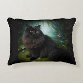 霧が立った森の中で、ふわふわした黒猫 アクセントクッション (正面)