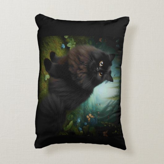 霧が立った森の中で、ふわふわした黒猫 アクセントクッション (裏面(縦))