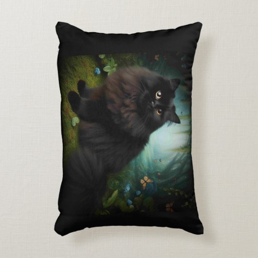 霧が立った森の中で、ふわふわした黒猫 アクセントクッション (正面(垂直))