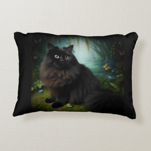 霧が立った森の中で、ふわふわした黒猫 アクセントクッション (裏面)