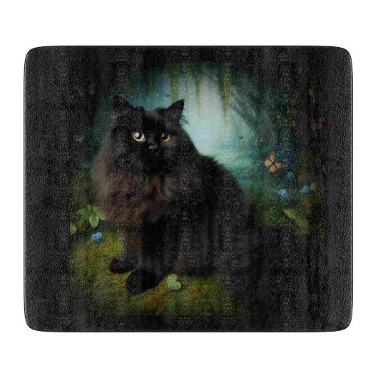 霧が立った森の中で、ふわふわした黒猫 カッティングボード (正面)