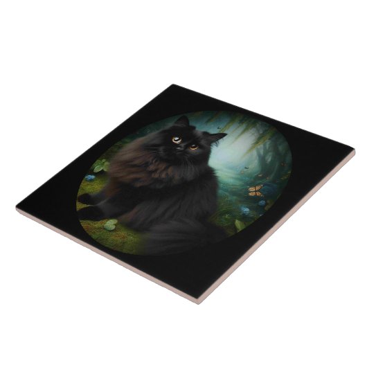 霧が立った森の中で、ふわふわした黒猫 タイル (側面)