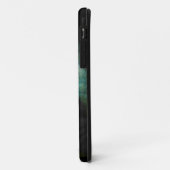 霧が立った森の中で、ふわふわした黒猫 Case-Mate iPhoneケース (裏面/左)