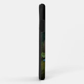 霧が立った森の中で、ふわふわした黒猫 Case-Mate iPhoneケース (裏面/右)