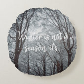 霧が立つ冬の森 ラウンドクッション (正面)