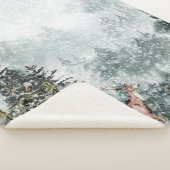 霧が立つ山の雪に覆われた冬の森のシカ シェルパブランケット (3/4)