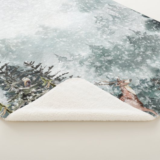 霧が立つ山の雪に覆われた冬の森のシカ シェルパブランケット (3/4)