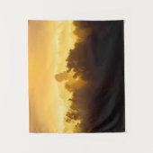 霧が立つ木々の後ろの日の出 タペストリー (正面)