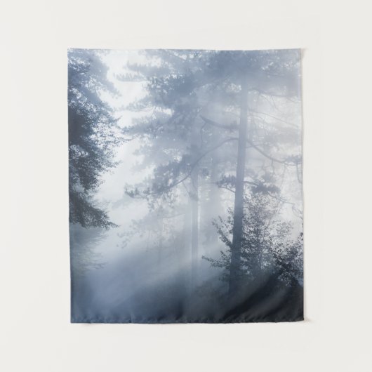 霧が立つ森の中を照らす太陽 タペストリー (正面)