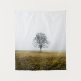 霧が立つ秋の朝の寂しい木 タペストリー
