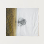 霧が立つ秋の朝の寂しい木 タペストリー (正面(横))