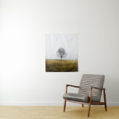 霧が立つ秋の朝の寂しい木 タペストリー (インサイチュ)