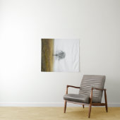 霧が立つ秋の朝の寂しい木 タペストリー (インサイチュ(横))