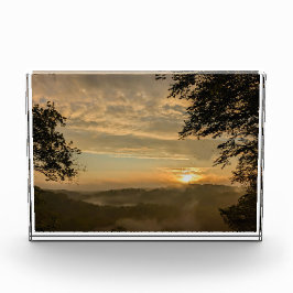 霧が立つ谷の上の日の出 フォトブロック