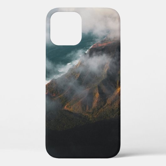 霧で覆われた山の航空写真 Case-Mate iPhoneケース (裏面)